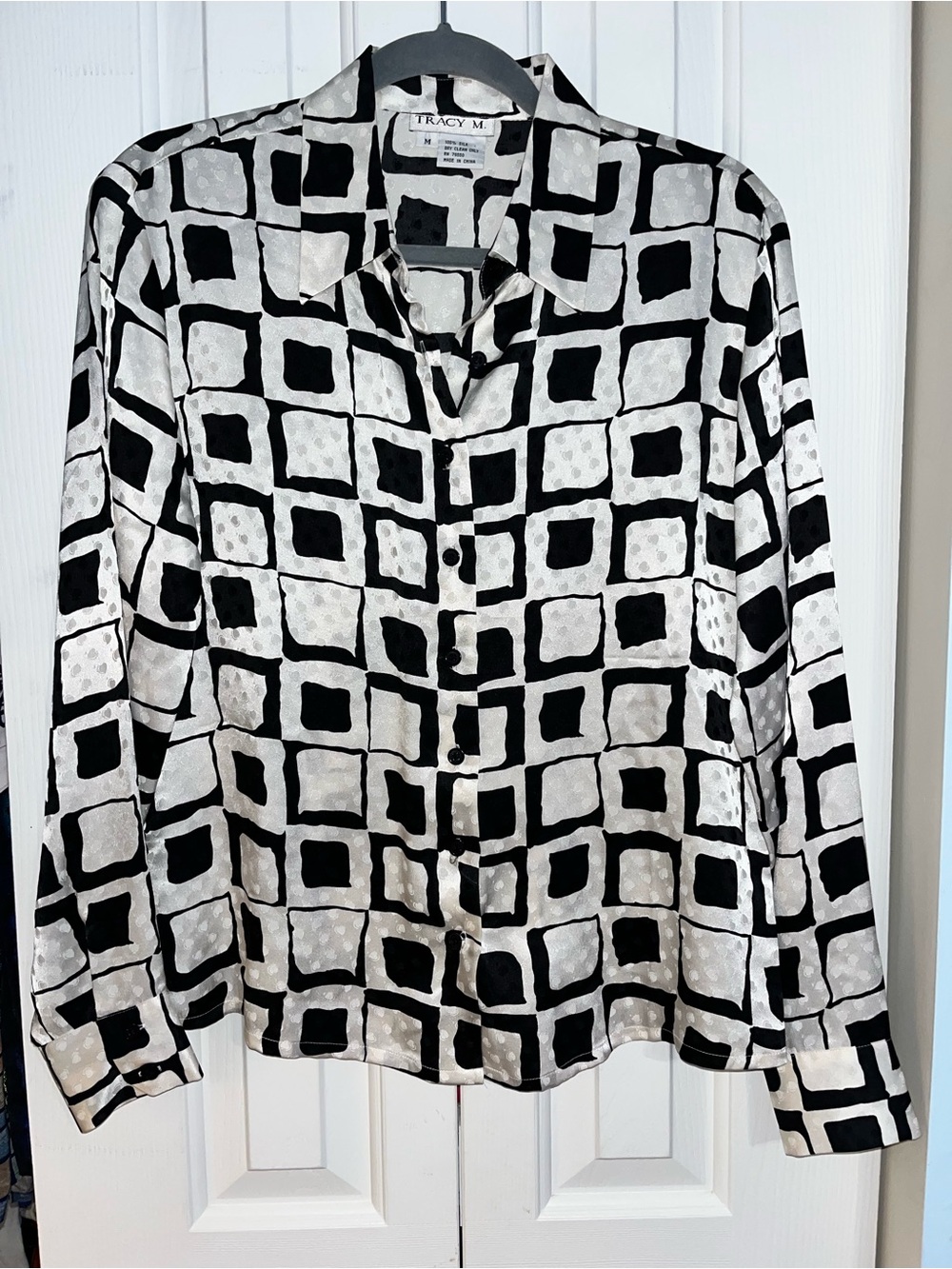 Tracy M SilkBlack & White Geometric Button-Up Shirt